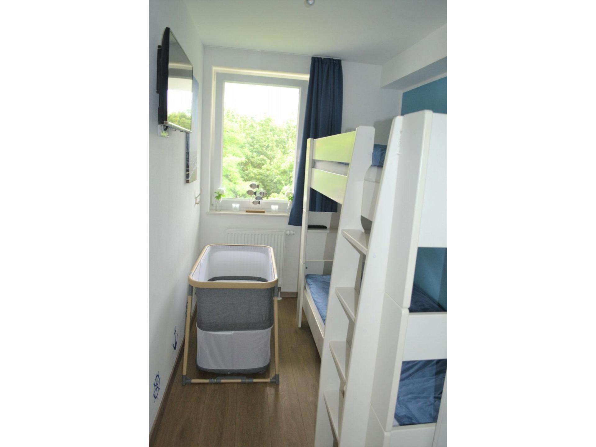 2. Schlafzimmer mit Babyb